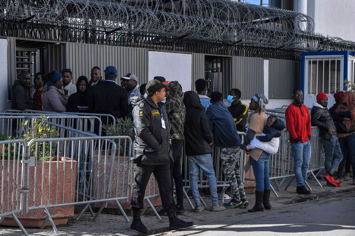 ريبورتاجات "الصباح" |  1800 إيقاف.. وقصص تتشابه: تجمعات أمام السفارات ووضعيات إنسانية حرجة للأفارقة جنوب الصحراء..